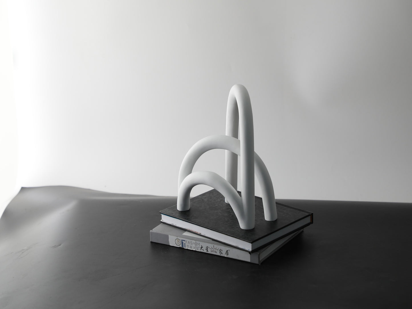 MINIMALIST RESIN SCULPTURE