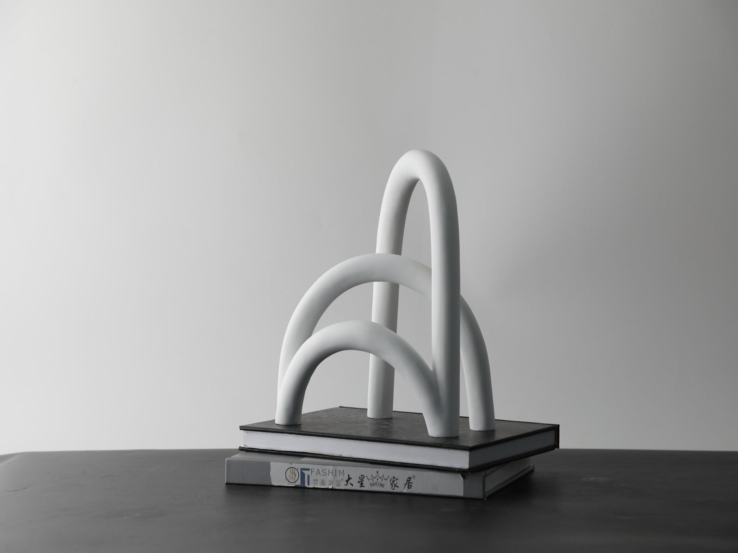 MINIMALIST RESIN SCULPTURE