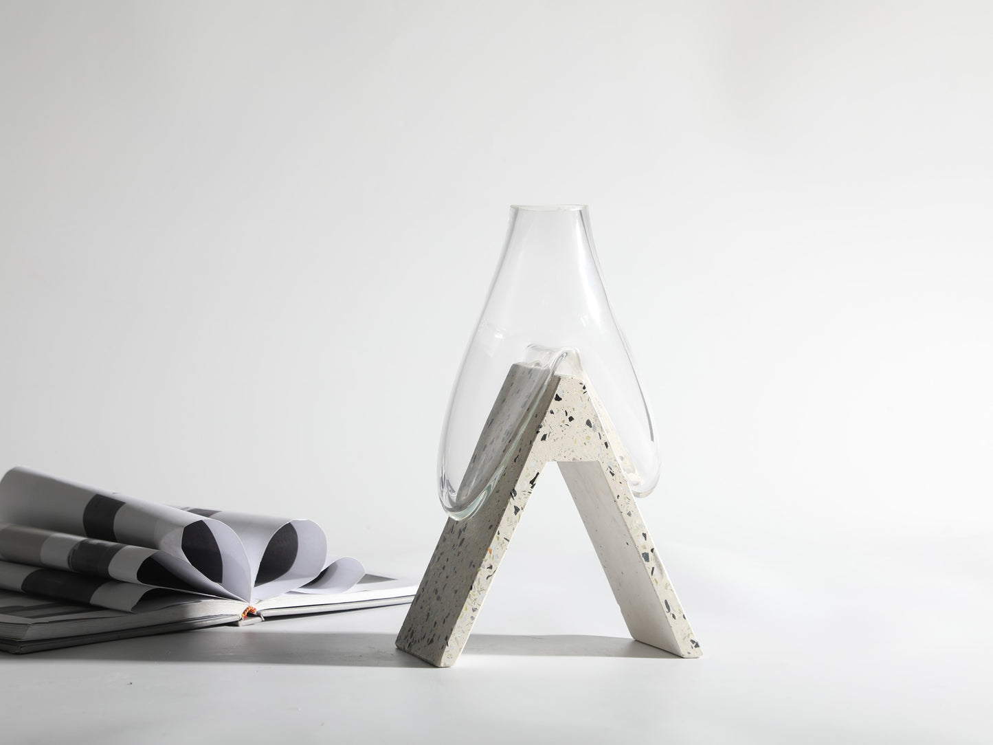 DECORATIVE GLASS VASE
