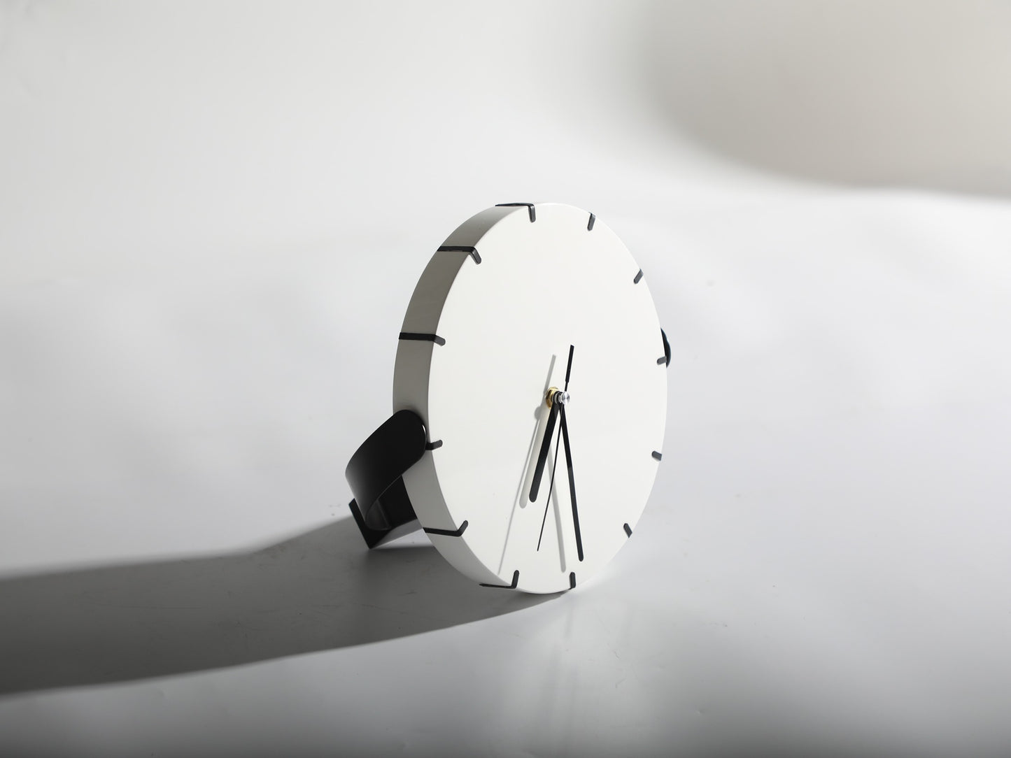 WOODEN DESKTOP CLOCK